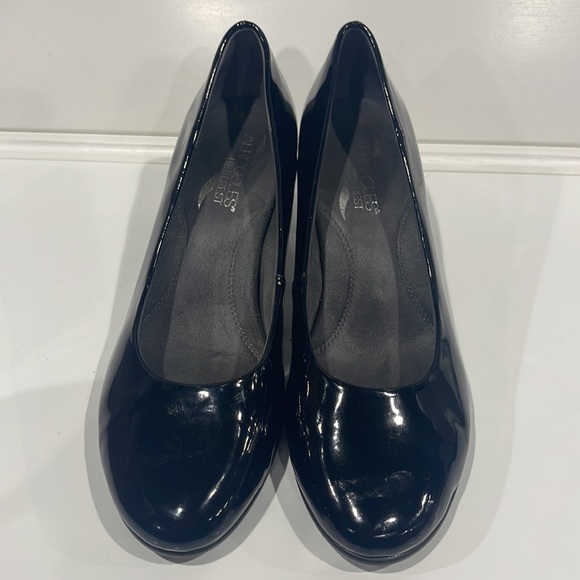 Women’s Aerosoles Heelrest Size 8 Black Heels - Picture 3 of 6